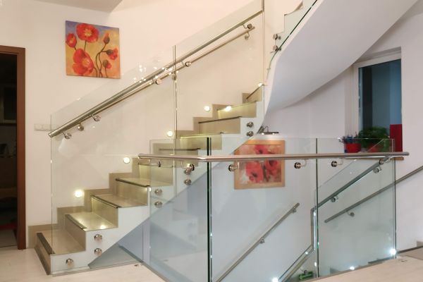 balustrada-szklana-mocowana-punktowo-do-boku-schodów-wraz-z-pochwytem-ze-stali-nierdzewnej-mocowanym-do-boku-szkła-kruszyn85A99214-895D-886A-1D7F-BF040E116001.jpg