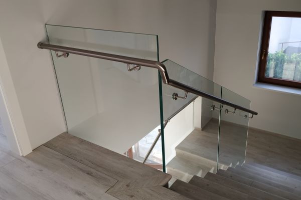 balustrada-szklana-samonośna-mocowana-punktowo-wraz-z-pochwytem-ze-stali-nierdzewnej-warszawa3171B450-156A-3667-073B-171D6819AC86.jpg