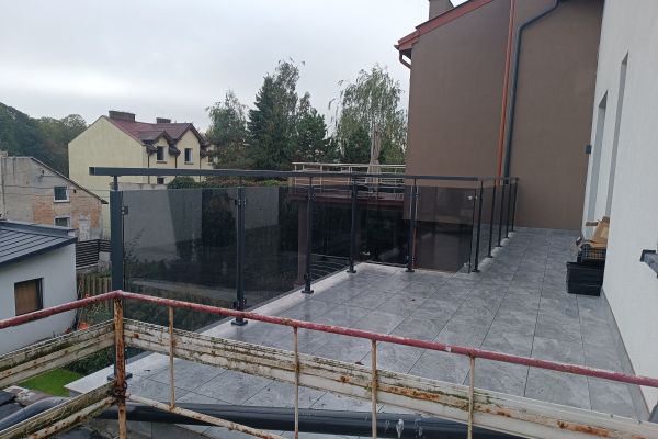 balustrada-szklana-ze-słupkami-i-z-wypełnieniem-ze-szkła-bezpiecznego-barwionego-w-masie-grafitowego-warszawa9E1997D9-DDF9-8570-BF49-6D114127A91E.jpg