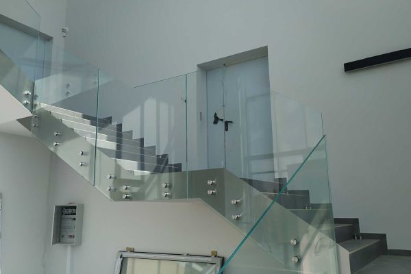 samonośna-balustrada-szklana-mocowana-do-boku-biegu-schodów-za-pomocą-uchwytów-ze-stali-nierdzewnej-trzebnicaB6B9D931-F878-78FE-ED9C-3BA78C35056B.jpg