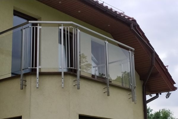 szklana-balustrada-mocowana-do-słupków-wykonanych-ze-stali-nierdzewnej-wrocław70D3180B-625F-6B8D-86E0-4C72ED02CFD3.jpg