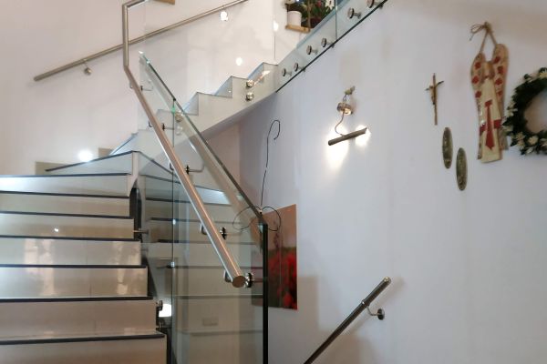 szklana-balustrada-samonośna-mocowana-do-boku-schodów-za-pomoca-mocowań-punktowych-wraz-z-pochwytem-kruszynA716C56F-9FAB-A914-8468-E94D680355AB.jpg