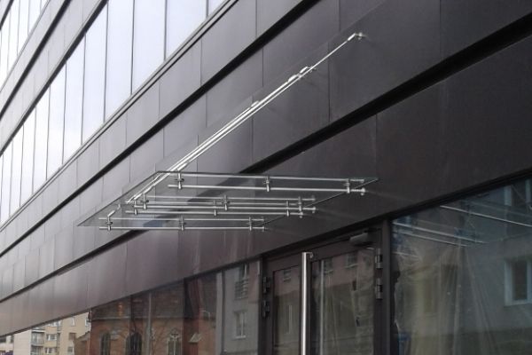 daszek-szklany-na-odciagach-z-podpora-nosna-ze-szkla-hartowanego-laminowanego-przezroczystego-wroclaw7C110D10-6B7C-DA77-3812-DDD54F35191C.jpg