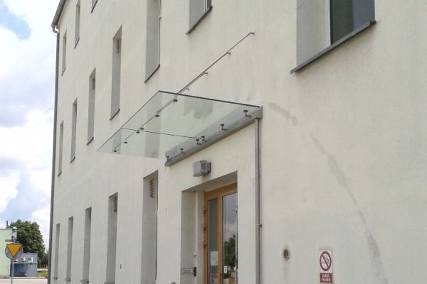 daszek-szklany-ze-spadkiem-do-elewacji-z-systemowymi-mocowaniami-ze-stali-nierdzewnej-wraz-z-orynnowaniem-nutricia-opoleE032FCA1-DB53-97EE-3266-CBF46E9ACAC3.jpg
