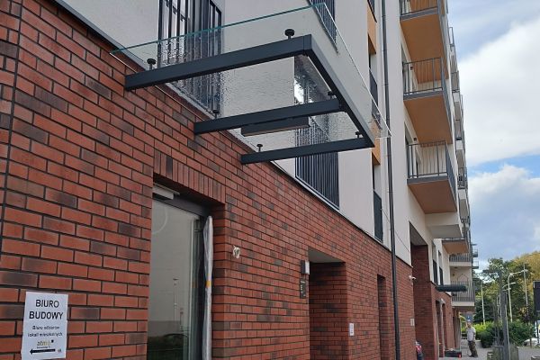 szklany-daszek-na-wspornikach-wrocławEBA2D7B0-3A61-F83F-3BF5-8B85A512869D.jpg