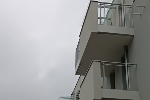 zadaszenie-szklane-balkonów-nad-wejściami-łódźC7C56000-3A77-EDC7-D065-891252CF391E.jpg
