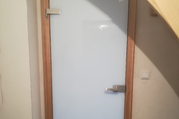 drzwi-szklane-ze-szkłem-mlecznym-laminowanym-wraz-z-ościeżnicą-drewnianą-wrocławAF29162A-5AA6-D339-B938-3B835159296E.jpeg