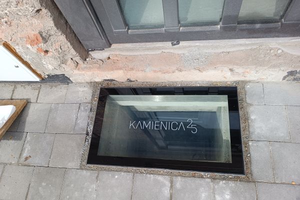 naswietle-przed-wejściem-do-lokalu-usługowego-wrocław9BD4CDC1-426B-5B88-769A-14E5FEF9E8B0.jpg