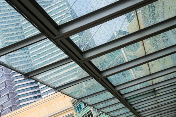 Zalety wyboru daszka szklanego nad wejściem dla budynków użyteczności publicznej