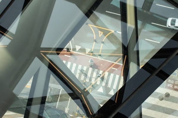 Innowacyjne technologie w produkcji podłóg szklanych