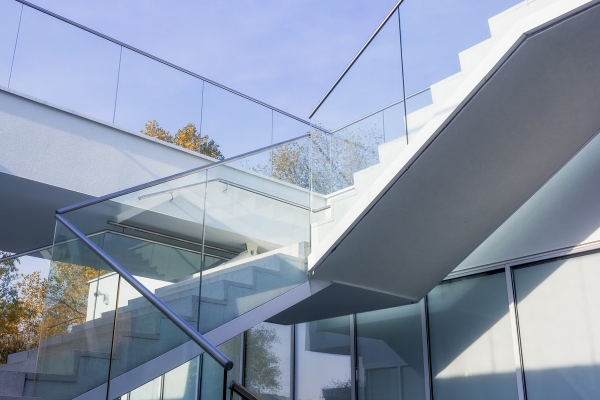 Balustrady szklane a optymalne wykorzystanie przestrzeni